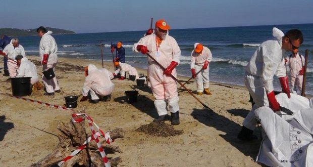 Operațiuni De Curățare A Plajelor De Pe Riviera Franceză Poluate