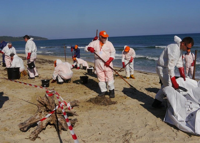 Operațiuni de curățare a plajelor de pe Riviera Franceză, după poluarea cu petrol