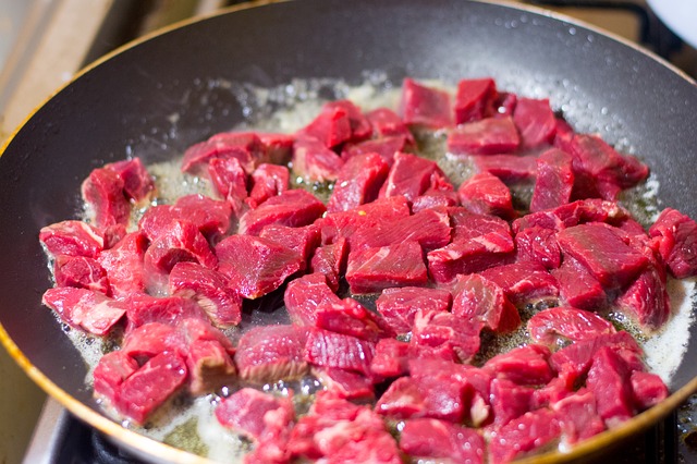 Studiu: Carnea procesată din România ar trebui să fie mai scumpă cu 62,5%