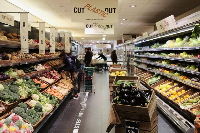 Primul supermarket din Mare Britanie care amenajează o zonă fără ambalaje din plastic