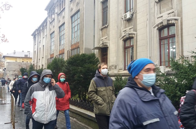 Protest cu măști pe față în fața Primăriei Capitalei față de aerul poluat