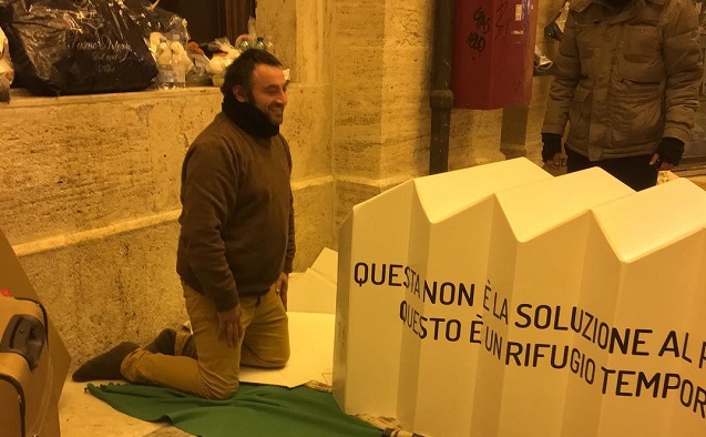 Invenție devenită virală: un cort pliabil, din carton reciclabil, pentru persoanele fără adăpost