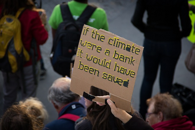 Peste 12.500 de tineri au mărşăluit la Bruxelles pentru a atrage atenţia asupra schimbărilor climatice