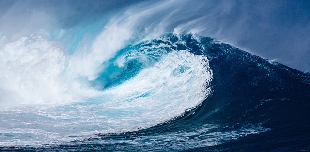 Studiu: valurile devin mai puternice din cauza schimbărilor climatice
