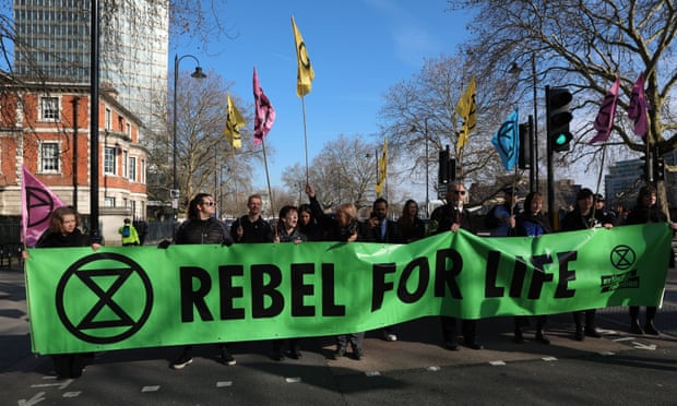 Protestatarii de la Extinction Rebellion au blocat străzile în timpul Săptămânii Modei de la Londra