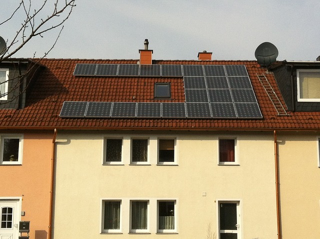 Dosarele de finanţare pentru instalarea panourilor fotovoltaice acasă se depun din 10 aprilie
