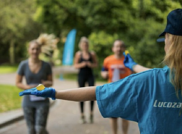 Participanţii la maratonul din Londra au primit apă în capsule biodegradabile în loc de sticle de plastic
