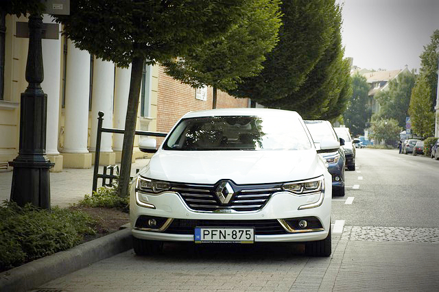 Renault ar putea fi acuzată de fraudă privind emisiile