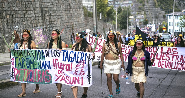 Un trib amazonian din Ecuador a câştigat prima bătălie împotriva companiilor petroliere