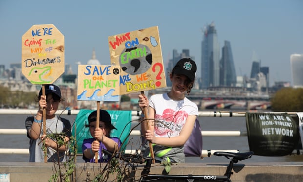 Șeful ONU încurajează tinerii să conducă lupta împotriva crizei climatice