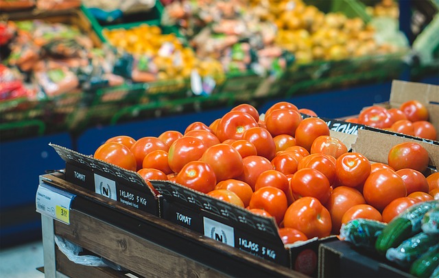 Supermarketul Cora înlocuiește pungile subțiri fără mâner cu unele biodegradabile