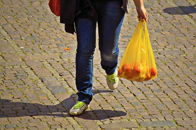Vânzările de pungi de plastic s-au înjumătăţit în Marea Britanie în ultimul an