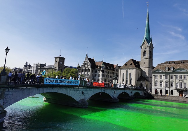 Râul care străbate Zurich, colorat în verde fosforescent de activişti ecologişti