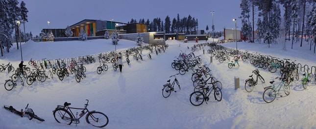 Unii elevi din Finlanda merg la școală cu bicicletele chiar și la -17 grade