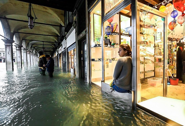 Veneţia, cele mai grave inundaţii din 1966. 70% din suprafața orașului, acoperită de ape