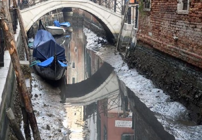 Canalele din Veneția aproape au secat, după ce 70% din oraș a fost acoperit de ape