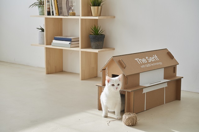 Samsung a lansat un nou ambalaj pentru televizoare care poate fi convertit ușor într-o casă de pisici