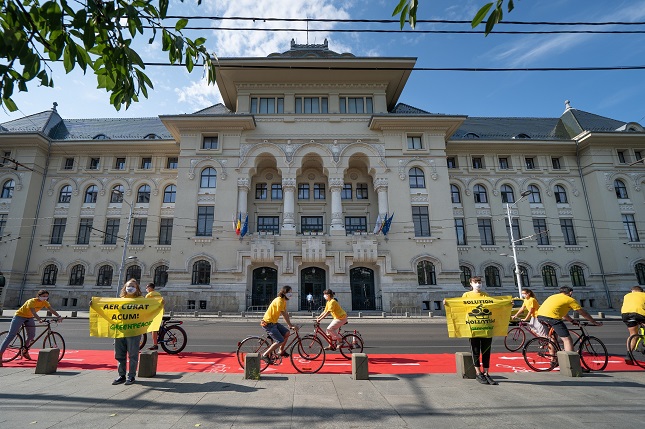 Greenpeace a cerut, în fața Primăriei București, creșterea numărului de piste de biciclete