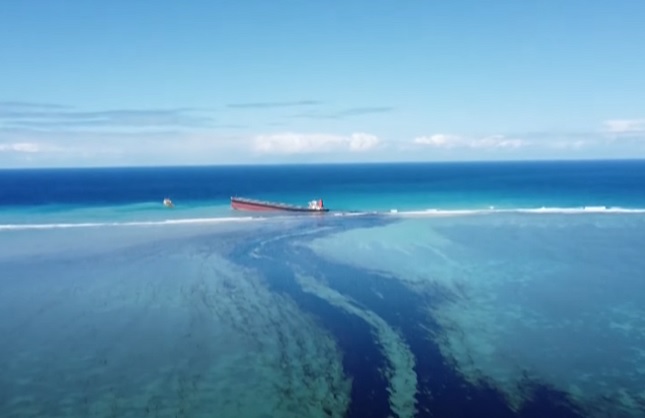 Urgență de mediu în Mauritius, după ce o navă cu combustibil a eșuat într-un recif de corali