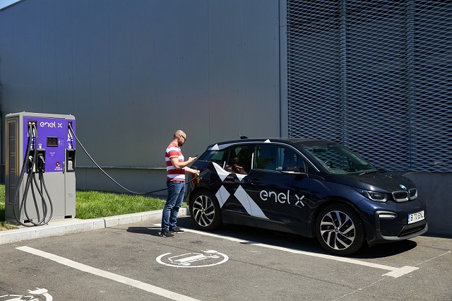 OMV Petrom şi Enel X vor instala 10 staţii de reîncărcare pentru maşini electrice