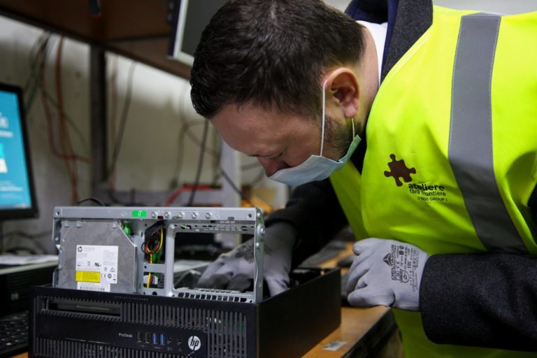 Ministrul Mediului a recondiționat un calculator, în vizită la Ateliere Fără Frontiere