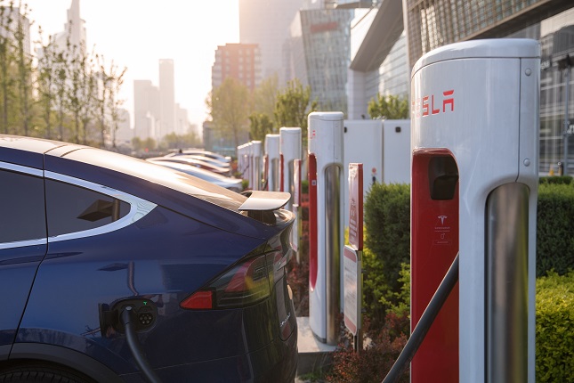 Tesla va instala anul acesta stații de încărcare rapidă în patru orașe din România