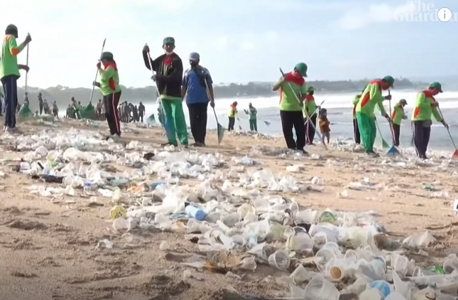 60 de tone de deșeuri din plastic ajung pe plajele din Bali în fiecare zi, în sezonul ploilor musonice