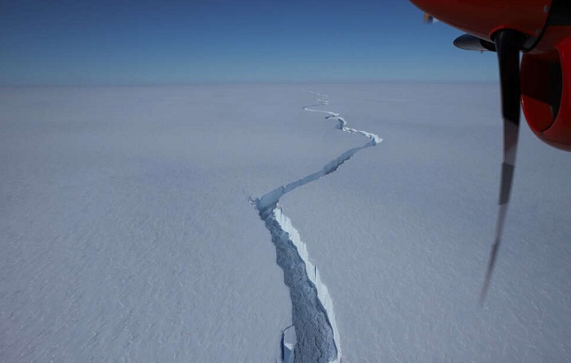 Un iceberg cât Los Angeles s-a desprins de Antarctica