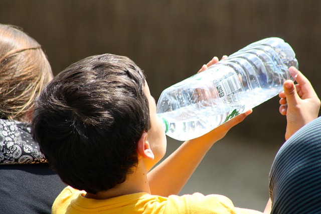 Aproape 60% dintre români consumă apă îmbuteliată – studiu