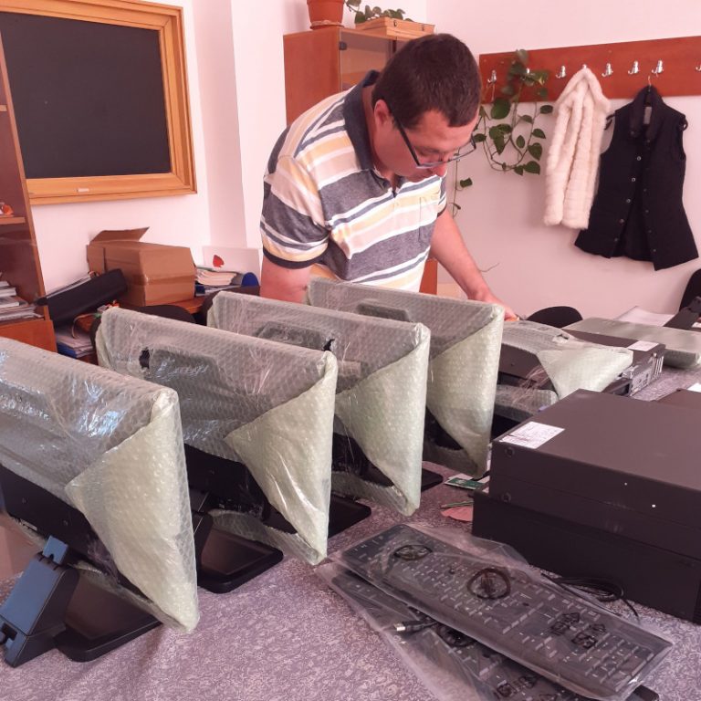 O sută de calculatoare vechi au fost recondiționate și donate școlilor