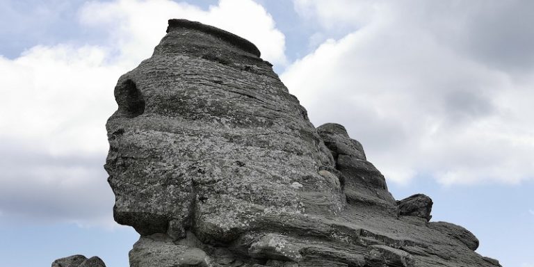 Instanță: Monumentele naturale Babele și Sfinxul aparțin județului Dâmbovița
