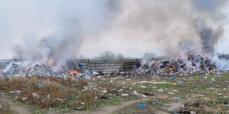 Proiect: Arderea deșeurilor care eliberează compuși toxici în atmosferă ar putea deveni infracțiune pedepsită cu închisoarea