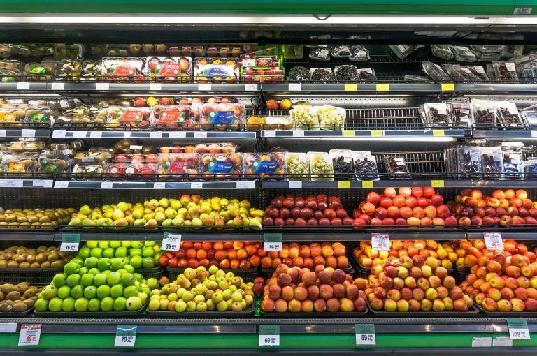Franța interzice folosirea plasticului ca ambalaj pentru majoritatea fructelor și legumelor