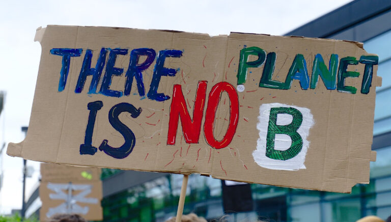 Marș la București pentru oprirea combustibililor fosili, parte a acțiunii Greva globală pentru climă