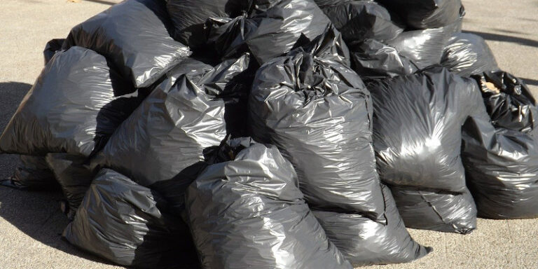 Peste 15 tone de deșeuri înregistrate drept haine și încălțăminte SH, oprite la intrarea în țară