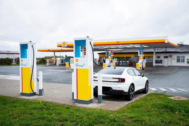 Acord-cadru global între ABB și Shell pentru încărcarea vehiculelor electrice