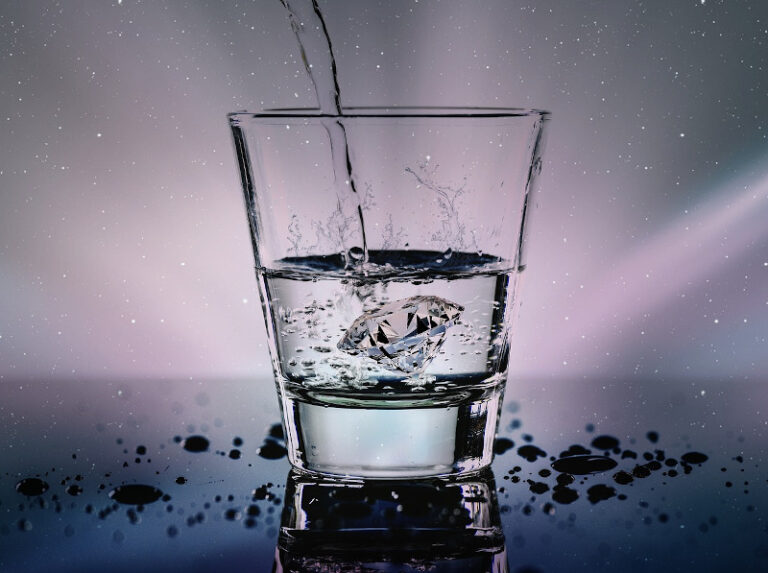 51% dintre români se tem să consume apă direct de la robinet