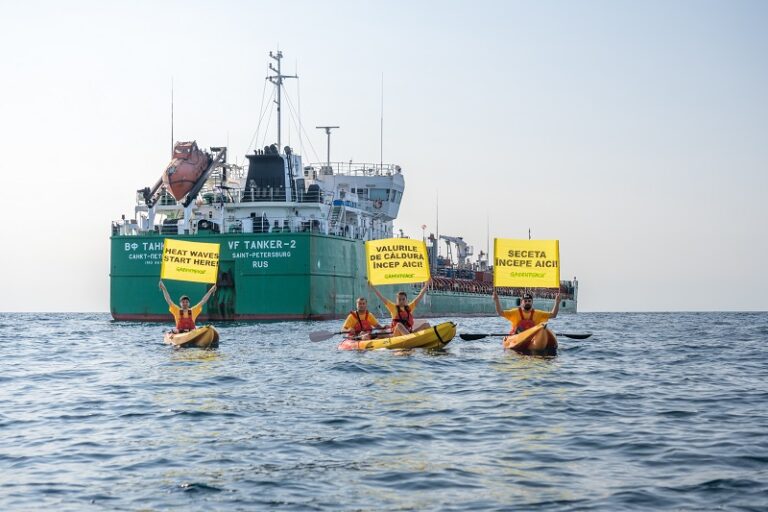 Protest Greenpeace România în fața unui petrolier rusesc