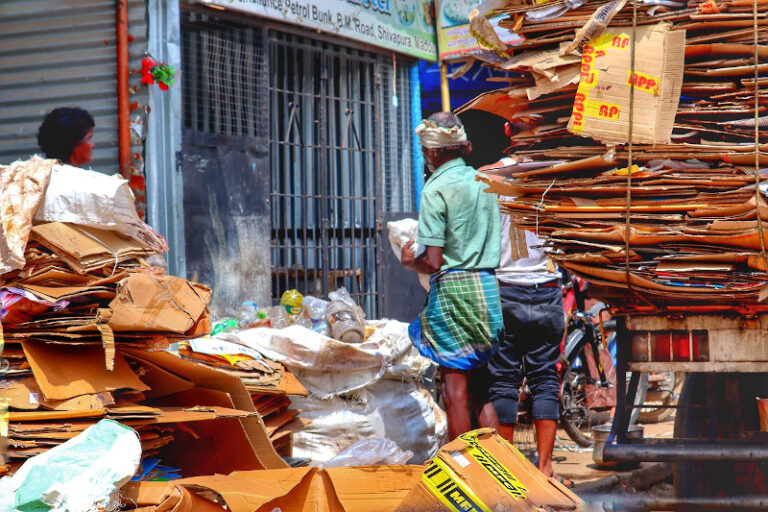 Sufocată de deșeuri, India interzice comercializarea articolelor din plastic de unică folosință