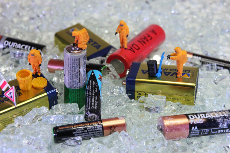 Inovație: o baterie ieftină ce folosește materiale comune și care nu prezintă riscul de aprindere
