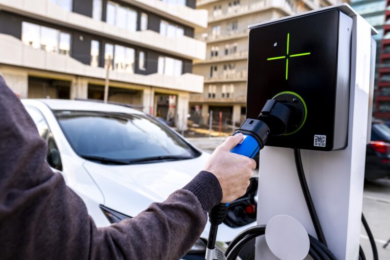 România va atinge borna de 25.000 de vehicule electrice înmatriculate până la finalul anului