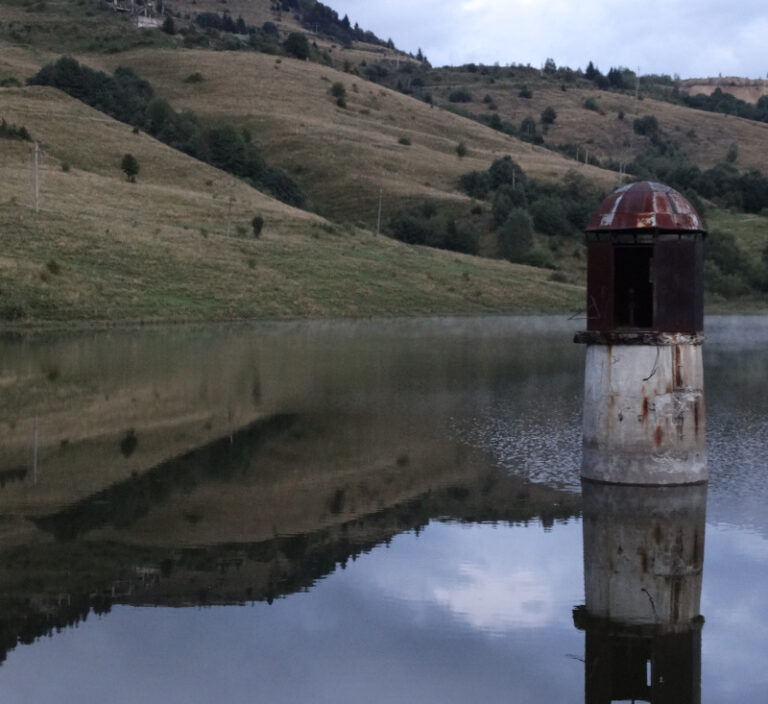 Alertă la Roșia Montană, după apariția unei fisuri în barajul Tăului Mare