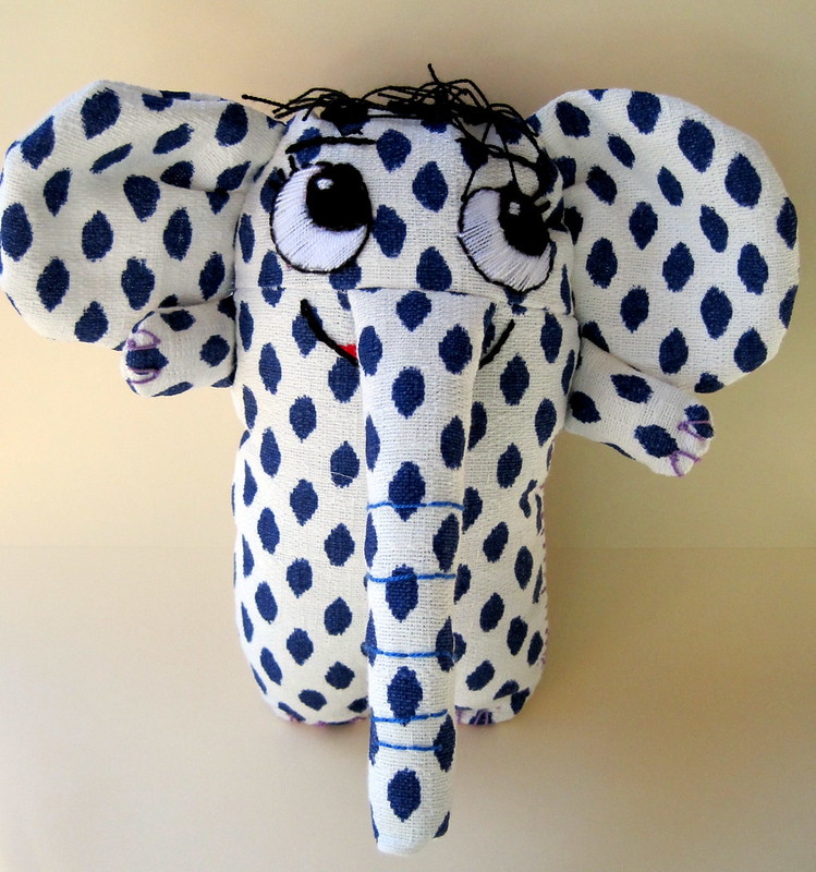 Foto: Elefant cu bulinuţe - jucărie din materiale reciclate Sursa: Jacque Davies | Flickr
