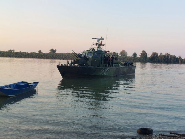 Apele Române: 35 de tone de petrol s-au scurs în Dunăre de la o navă sub pavilion bulgăresc