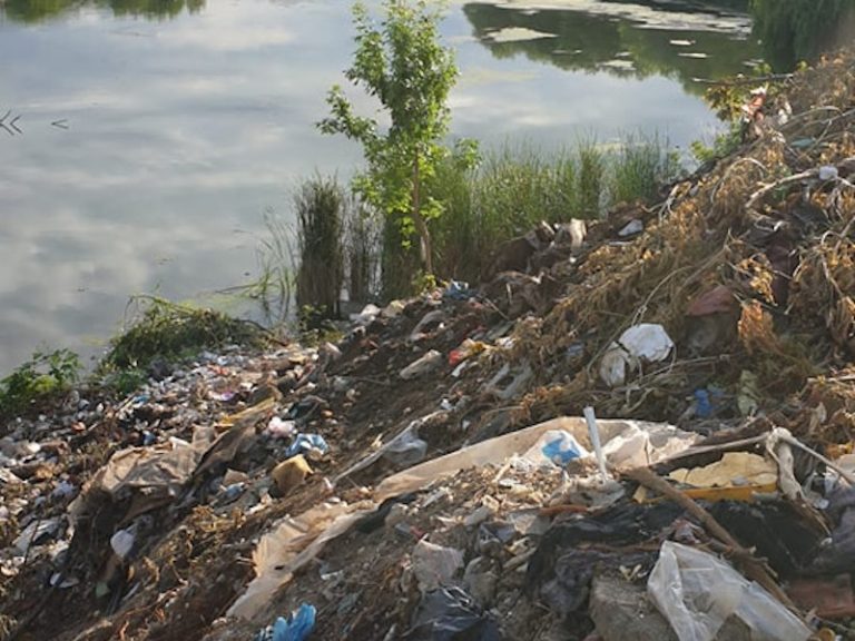 Autoritățile au scos un munte de deșeuri din Lacul Fundeni și mai au de scos încă unul