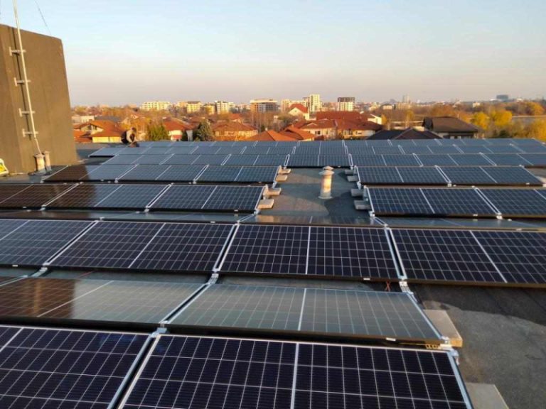 Piața instalărilor de panouri fotovoltaice la blocurile de locuințe din România, evaluată la peste 800 milioane euro
