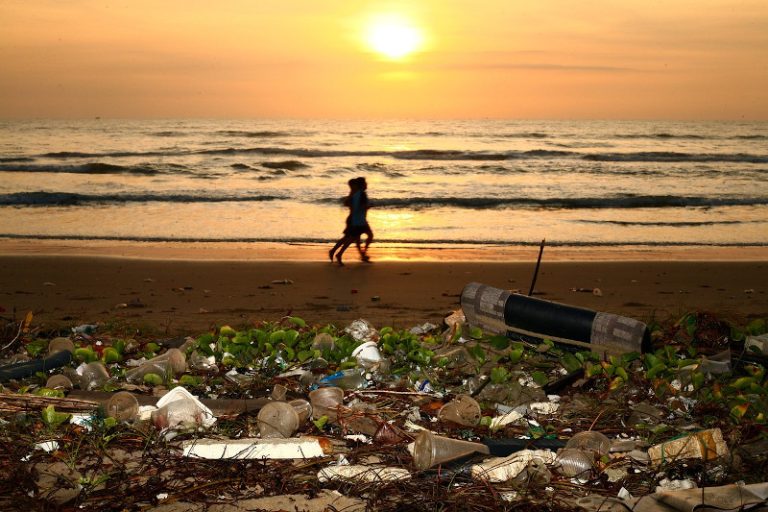 Cei mai mulți dintre poluanții care ajung în Marea Neagră sunt din plastic
