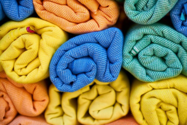 UE propune sisteme obligatorii de răspundere a producătorilor pentru textile și reciclarea eficientă a deșeurilor