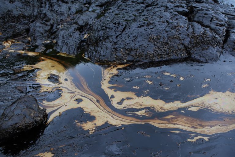 Una din două poluări accidentale a fost provocată de companii petroliere