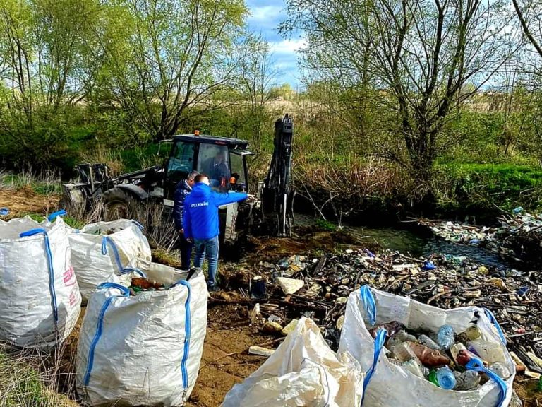 2,5 tone de deşeuri din plastic au fost colectate de Apele Române